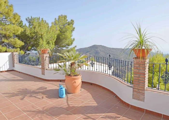 Large Terrace 2nd-Floor